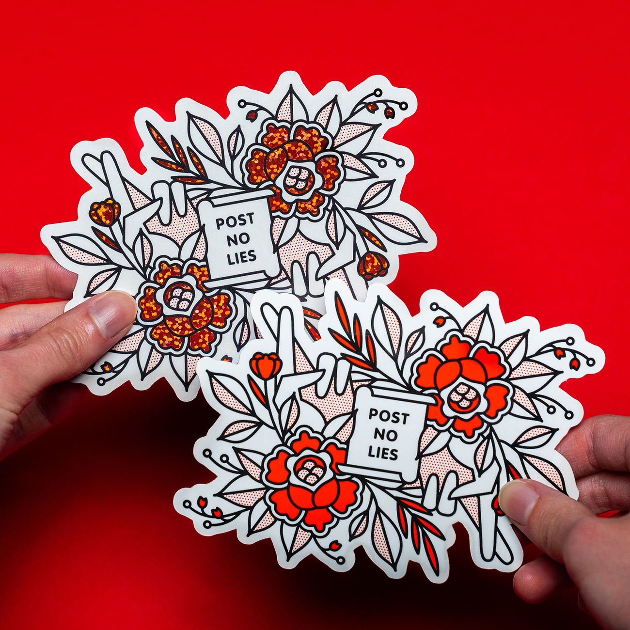 Duas mãos seguram Stickers Die-Cut florais com o texto "POST NO LIES", impressos em materiais de vinil e glitter em um fundo vermelho vibrante.