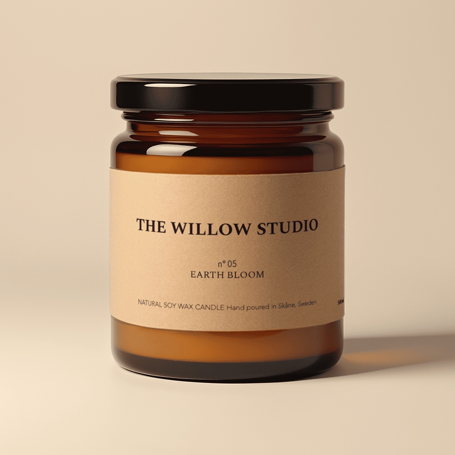 Frasco de vela em vidro âmbar com etiqueta em papel kraft para a vela Earth Bloom de cera de soja natural da The Willow Studio
