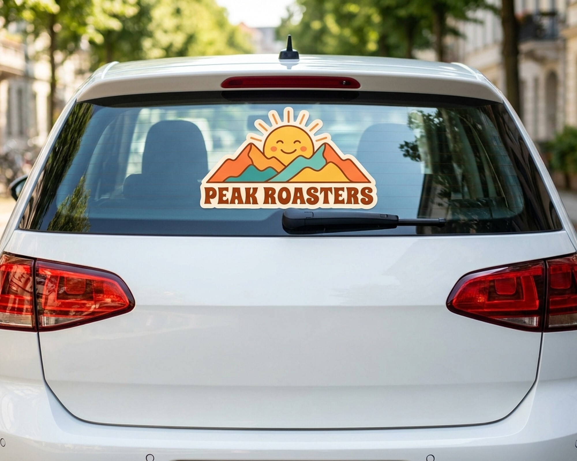 Decalque personalizado recortado com um logótipo de sol e montanhas e o texto "Peak Roasters" no vidro traseiro de um carro